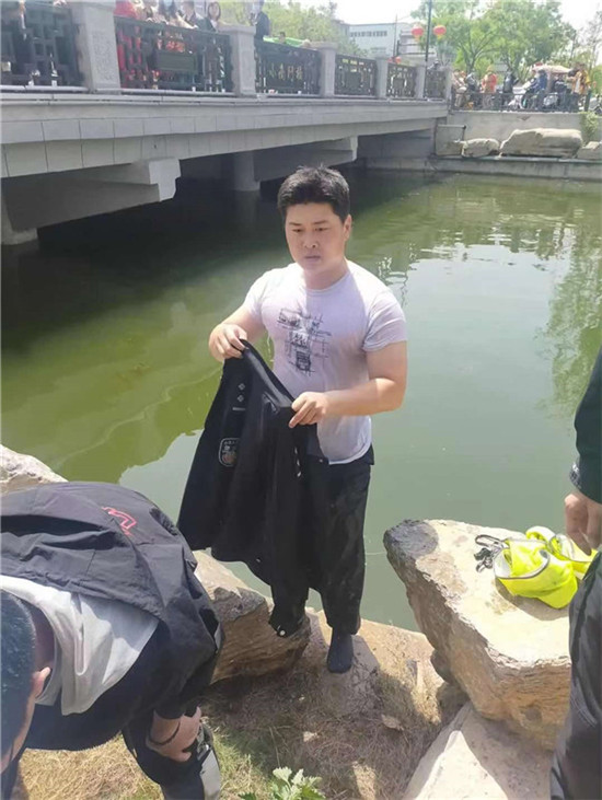 bat365在线官方网站大学生勇救落水儿童