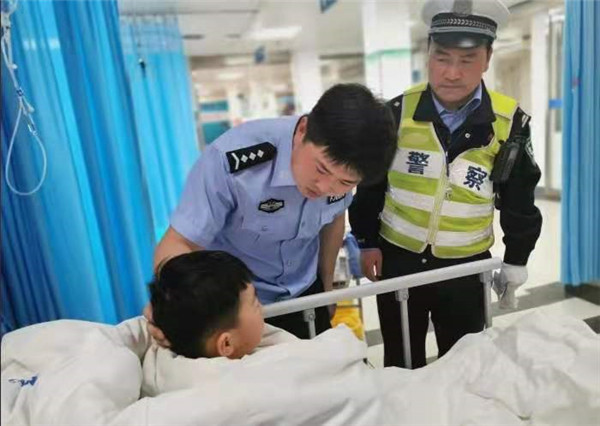 bat365在线官方网站大学生勇救落水儿童